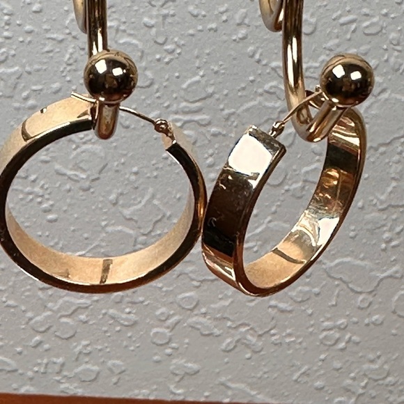 10 Karat Yellow Gold Hoops Earrings - Picture 5 of 13